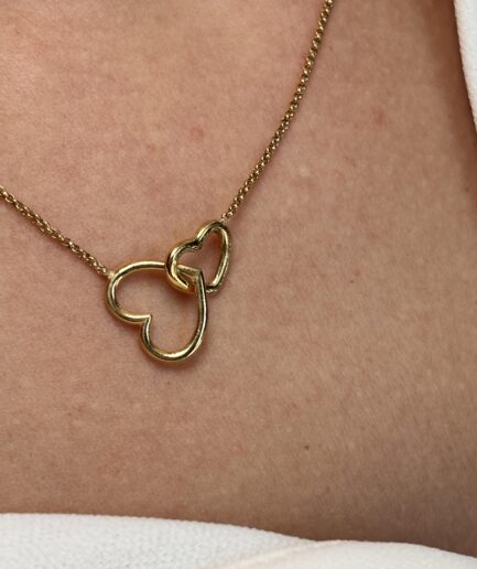 Agio47 Collana LUCIA in Argento 925 rodiato in oro giallo, con due cuori intrecciati