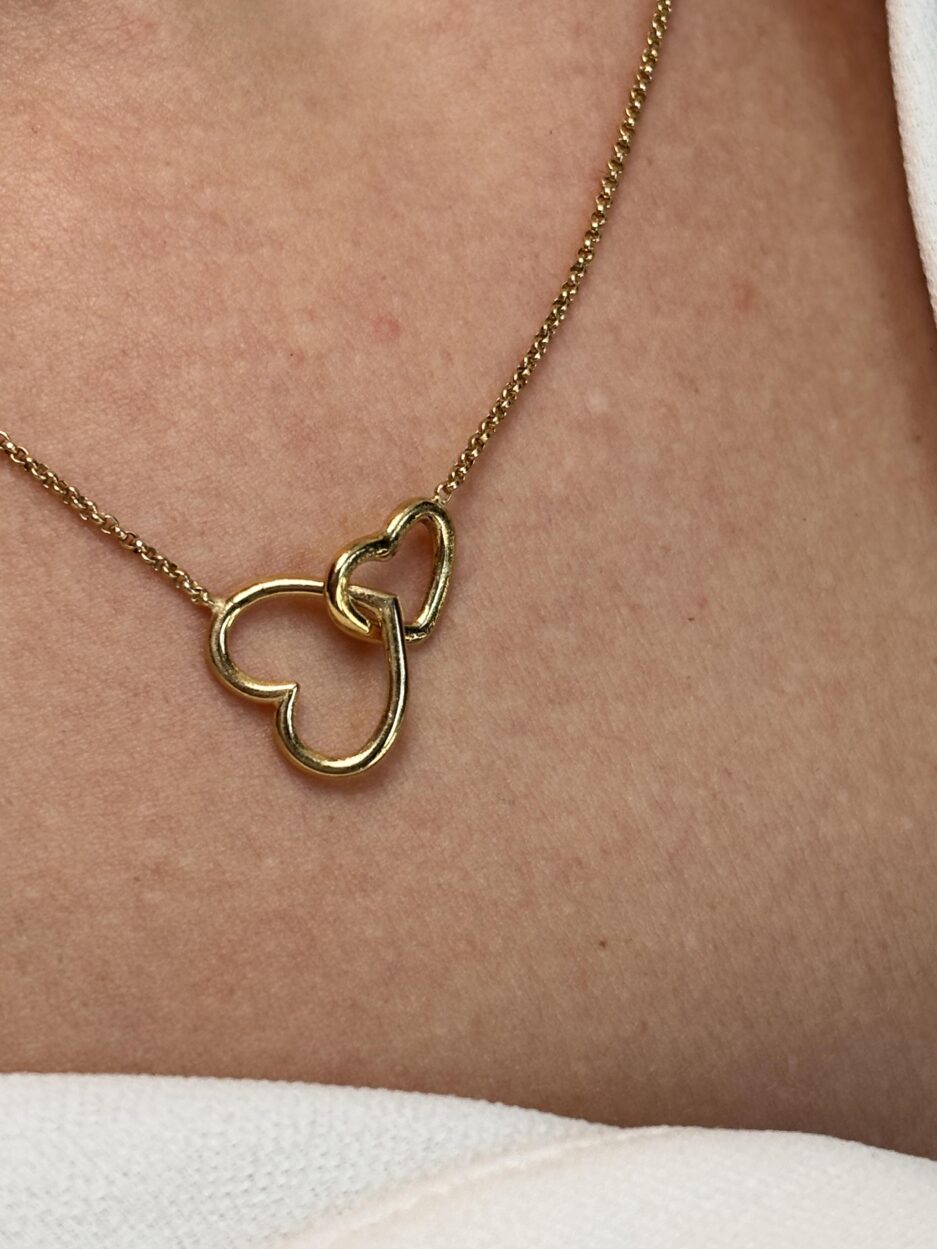 Agio47 Collana LUCIA in Argento 925 rodiato in oro giallo, con due cuori intrecciati